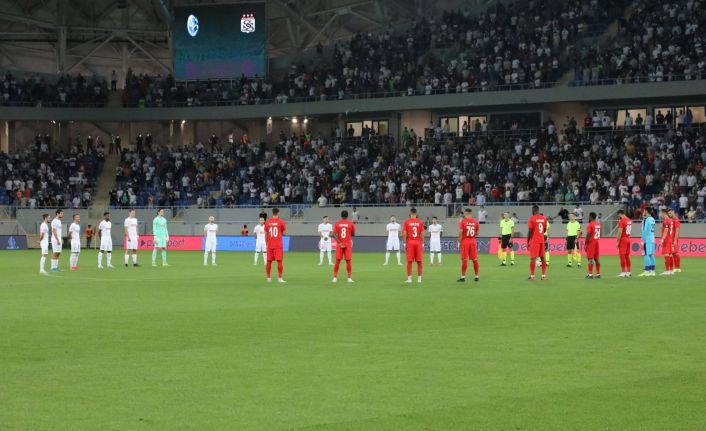 Dinamo Batumi-Sivasspor maçı öncesi yangınlarda hayatını kaybedenler için saygı duruşu