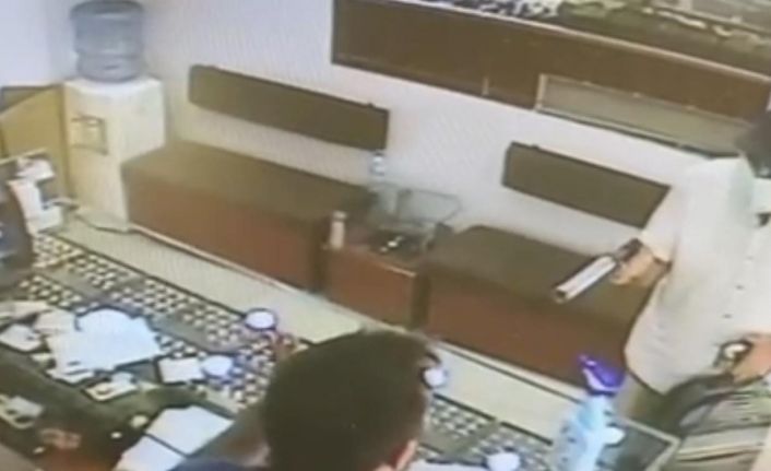 Elazığ’da kuyumcuda soygun girişimi: Kendini polis olarak tanıttı, kimliği istenince silah çekti