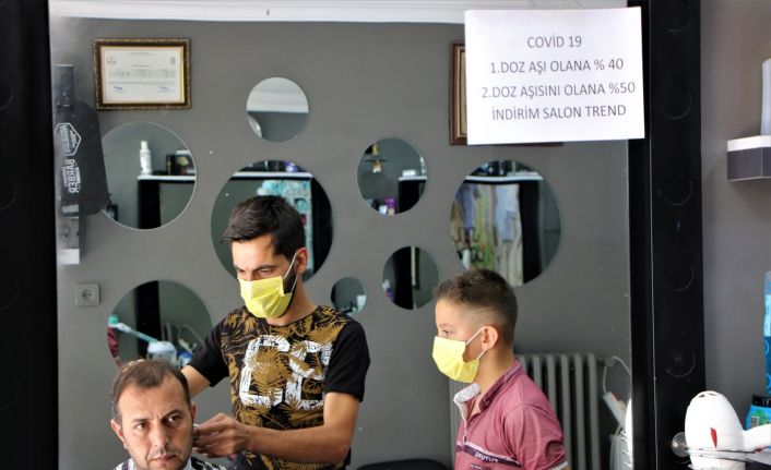 Elazığlı berberden aşı tarifesi: 1’inci doz aşı olana yüzde 40, 2’nci doz olana yüzde 50 indirim