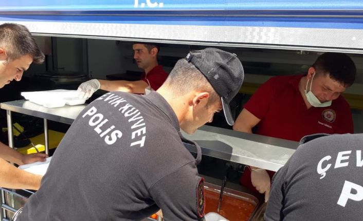 Emniyet Genel Müdürlüğü, Mobil Mutfak Tırlarıyla da afet bölgesinde yemek dağıtımına başladı