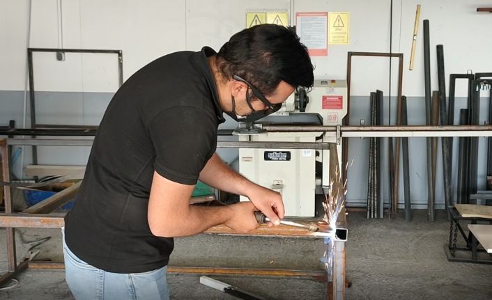 Erciş Belediyesi atıl malzemeleri geri dönüştürerek park ve bahçelerde vatandaşların kullanımına sunuyor