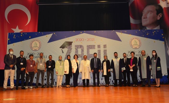 Ereğli ve Alaplı Kampüslerinde Eğitim alan mezunlara yemin ve kep atma töreni yapıldı