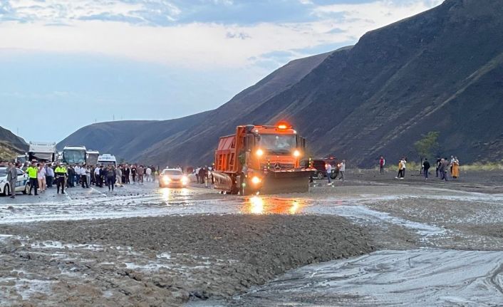 Erzincan- Sivas ve Erzincan- Gümüşhane kara yolu heyelan nedeniyle trafiğe kapandı