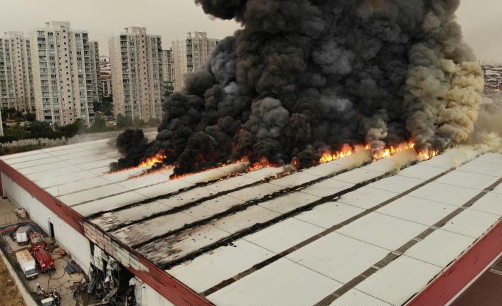 Esenyurt’ta lojistik deposu alevlere teslim olurken, içeriden patlama sesleri geliyor