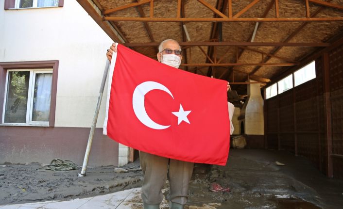 Evde mahsur kaldı, helikopterin görmesi için çatıdan Türk bayrağı salladı