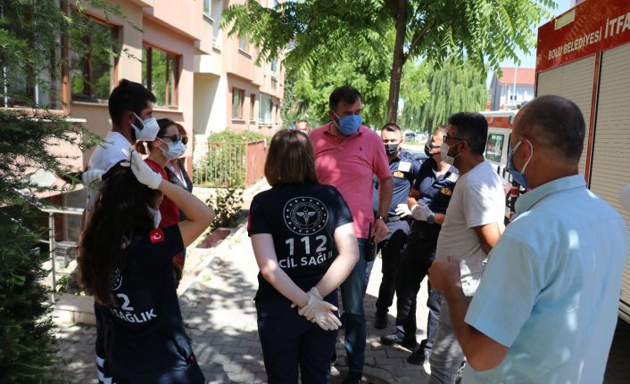Evinden kötü kokular gelen yaşlı kadın tüm çabalara rağmen kapısını açmadı