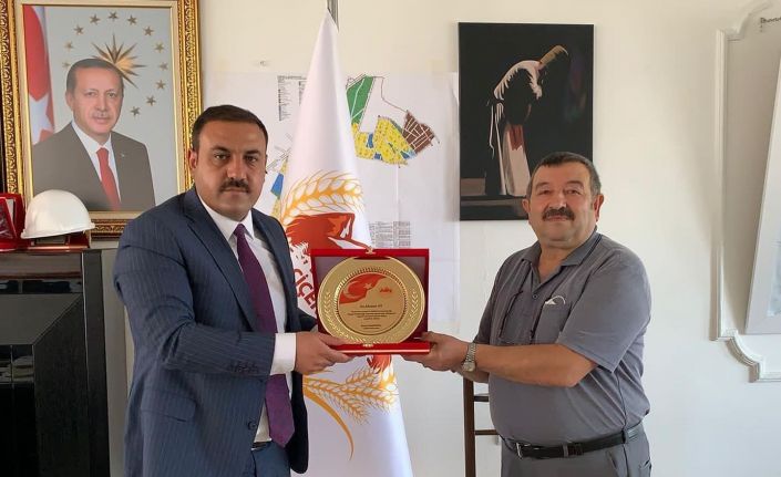 Evinin bahçesinde süs eşyası yapan vatandaşa Çiçekdağı Belediye Başkanından teşekkür plaketi