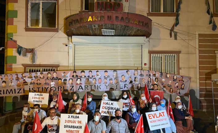 Evlat nöbetindeki aileler gece nöbetine başladı, 3 Eylül’de herkesi davet etti