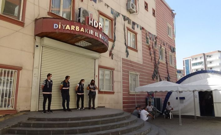Evlat nöbetindeki Güzide Demir: “Oğlum kaçmak isterken PKK’lılar onu yakalayıp yaktı”