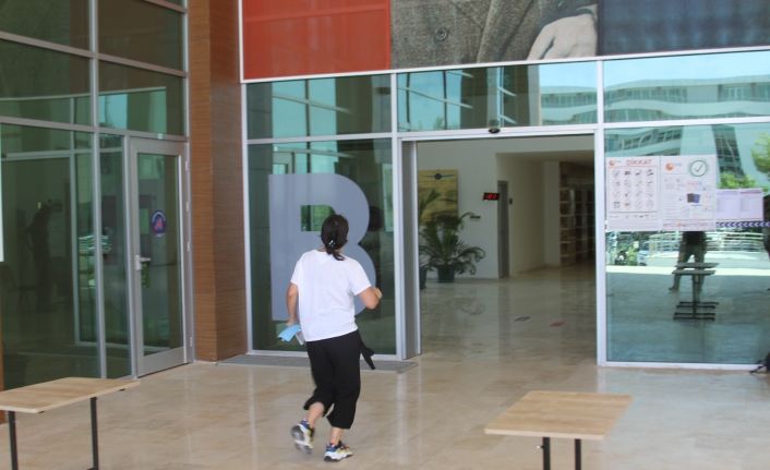 Fakültenin arızalanan kapısı 5 dakika geciken adayı önce umutlandırdı, ardından hüsrana uğrattı