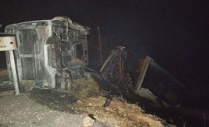 Freni boşalan tır, önce savrularak devrildi, sonra alev aldı