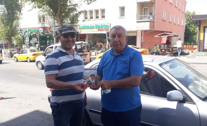 Gazeteci yazar Ünsal “Yüreğim İrevan’da Kaldı” romanını İsa Mert’e hediye etti