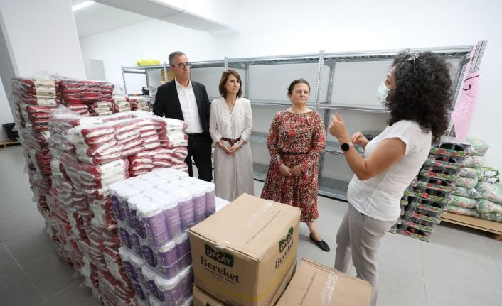 Gaziemir’in "iyilik merkezi" sosyal market 1 yaşında