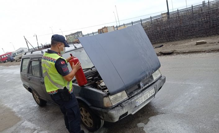Giresun’da jandarma trafik ekipleri motoru alev alan araca müdahale ederek söndürdüler