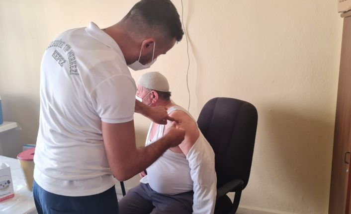 Gömbe’de kurulan mobil aşı merkezinde 715 kişi aşı oldu