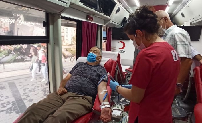 Görme engelli ilk milletvekili Ayva’dan aşı çağrısı