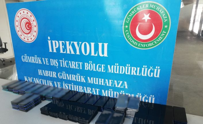 Gümrük Muhafaza Ekipleri Habur’da iki aracın gizli bölmelerinde                                       yüzlerce cep telefonu ele geçirdi