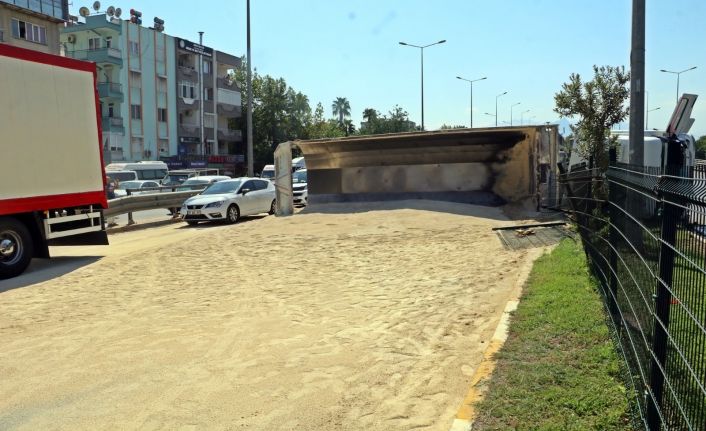 Hafriyat kamyonu devrildi, tonlarca kum yola saçıldı