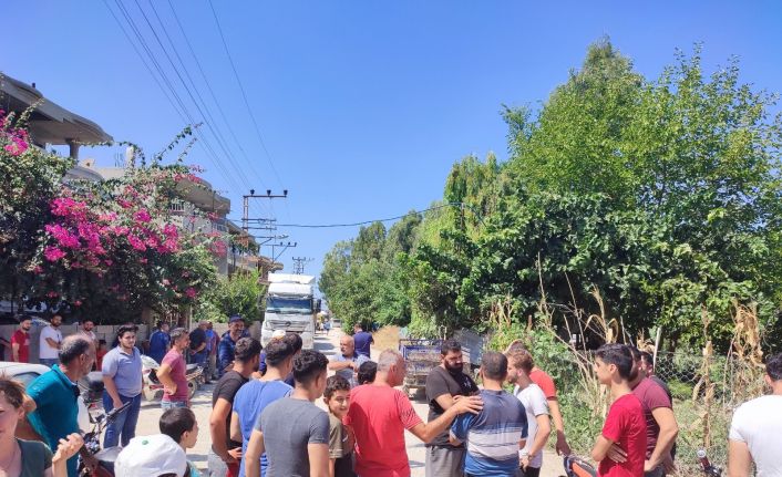 Hatay’da kamyonlardan şikayet eden mahalleli yolu kapatıp eylem yaptı