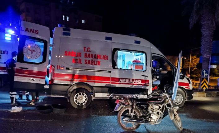 Hatay’da yaralı motosiklet sürücüsüne ilk müdahaleyi çarptığı ambulansın personeli yaptı
