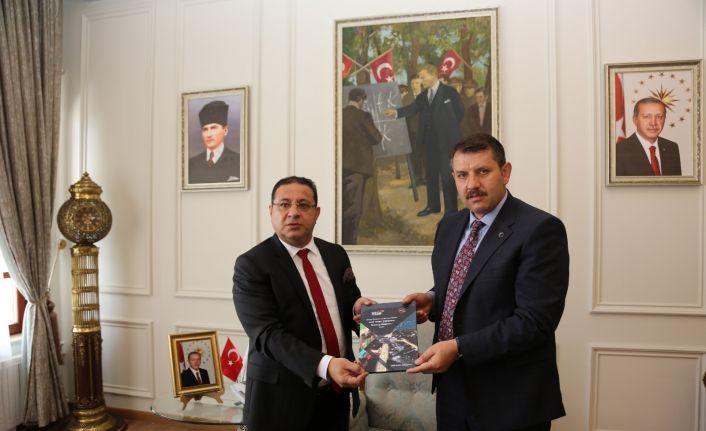 Hızlı Tren Çalıştayı sonuç raporları kitapçığı tek tek dağıtılıyor