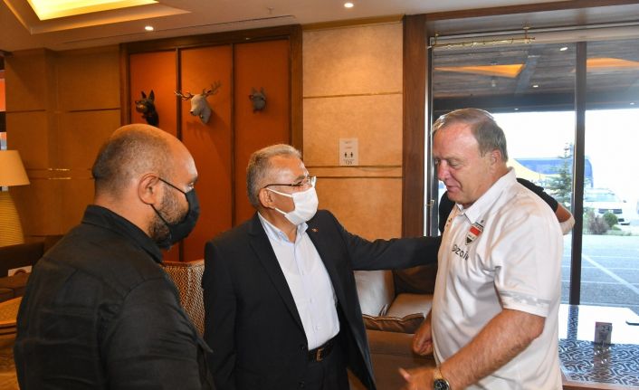 Hollandalı Teknik Direktör Advocaat: "Şahane bir tesiste, şahane bir sahada kamp yapıyoruz"