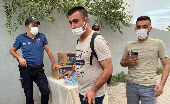 Iğdır Emniyetinden vatandaşlara su ikramı