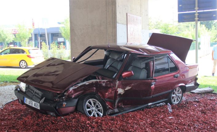 İki otomobil çarpıştı, kullanılmaz hale gelen araçtan burunları bile kanamadan çıktılar