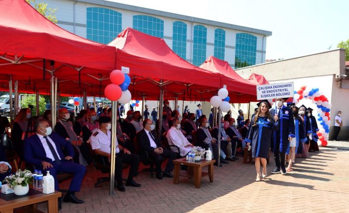 İktisadi ve İdari Bilimler Fakültesi mezunlarına yemin ve kep atma töreni yapıldı