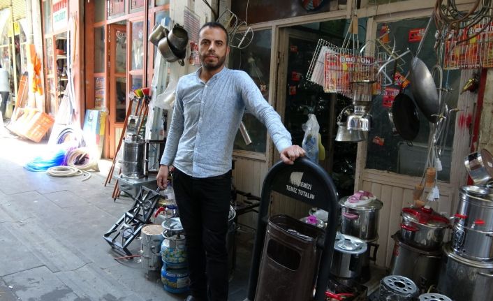 İlçe belediyesinden hizmet görmeyen çarşı esnafı dertlerine çare arıyor