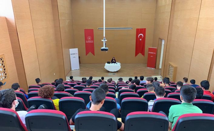 İmam hatipli öğrencilere “Yunus Emre ve Ahlat” konulu konferans