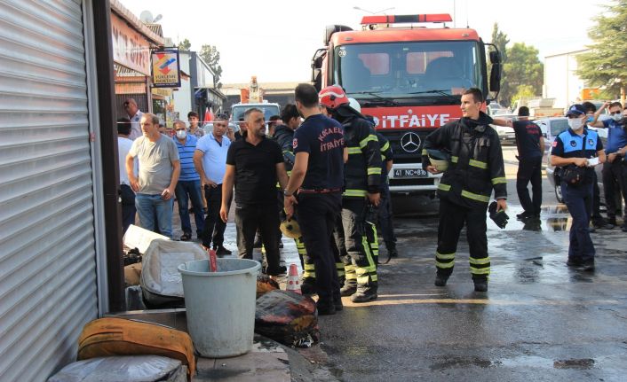 İş yerinde çıkan yangını hortum ve yangın tüpleri ile söndürmeye çalıştılar