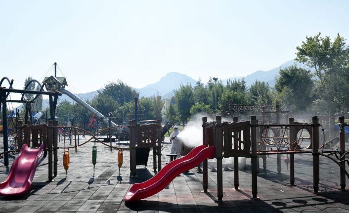 Isparta’da parklar ve çocuk oyun alanları temizleniyor, dezenfeksiyonu yapılıyor