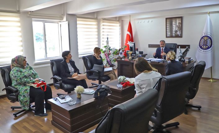 İyilik İçin Sanat Derneği yöneticileri Atatürk Üniversitesini ziyaret etti