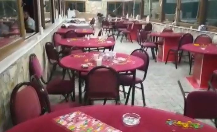 İzmir’de bağ evine kumar operasyonu: 32 kişiye binlerce lira ceza kesildi