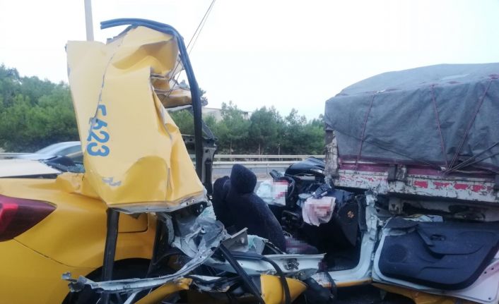 İzmir’de ticari taksi tıra ok gibi saplandı: 1 ölü, 2 ağır yaralı