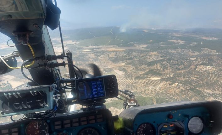 İzmir’in Foça ilçesindeki ormanlık alanda yangın çıktı. Bölgeye, 5 helikopter, 1 uçak, 20 arazözün sevk edildiği belirtildi.