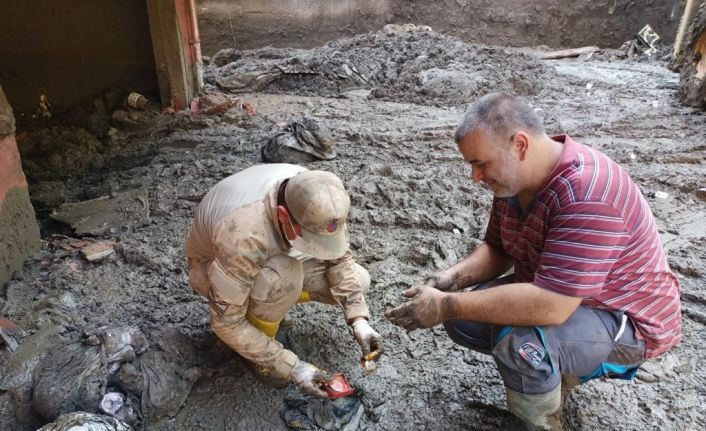 Jandarmanın balçık içinde bulduğu altınlar sahibine teslim edildi