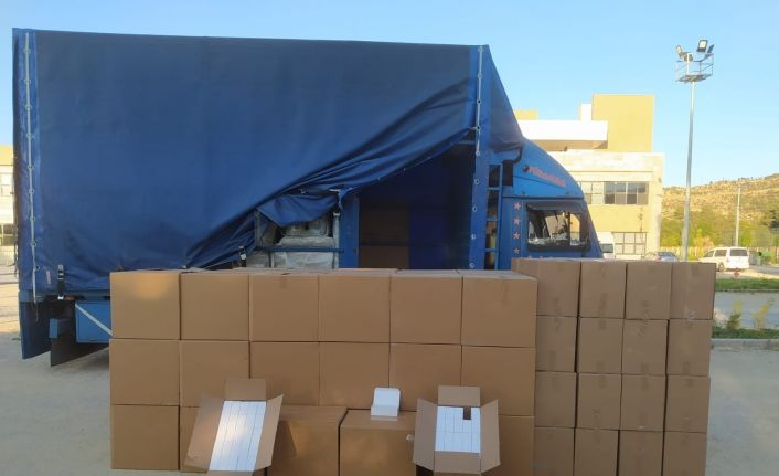 Kamyonette bir milyon 200 bin adet kaçak boş makaron ele geçirildi