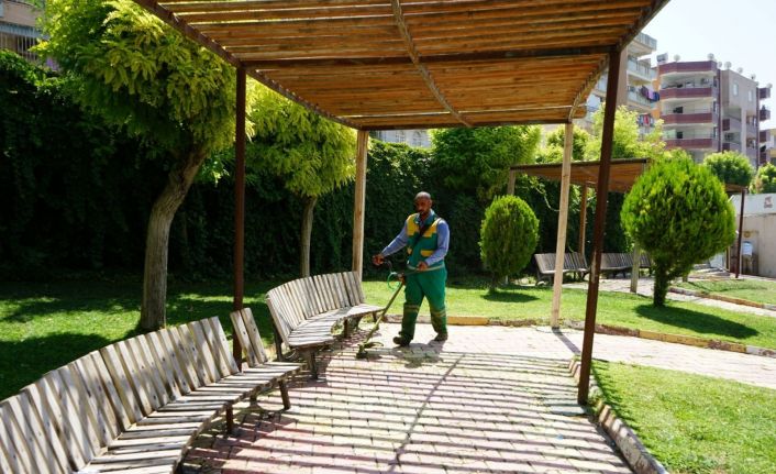 Karaköprü’de parklar bakımla güzelleşiyor