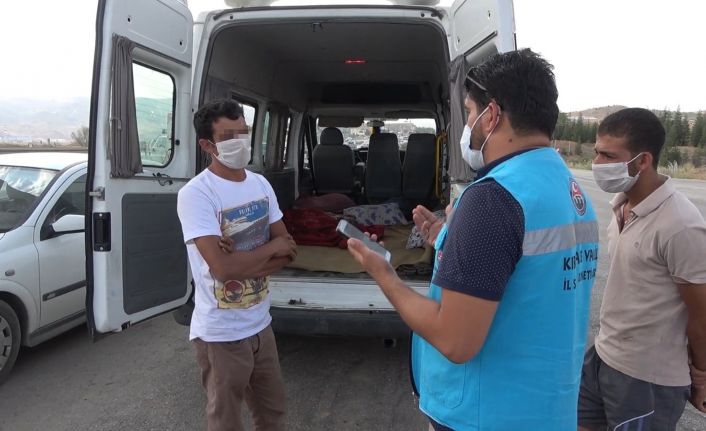 Karantina kaçağı, minibüste battaniyeye saklanırken yakalandı: "Cezayı öderim ama yurtta kalamam"