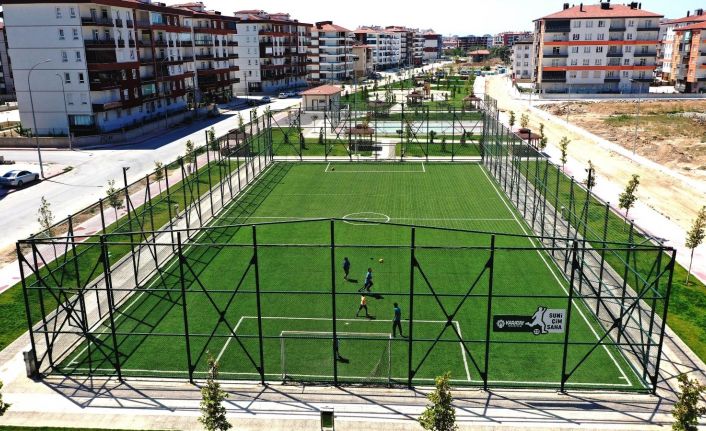 Karatay Belediyesi 8 okulun halı sahasını tamamladı