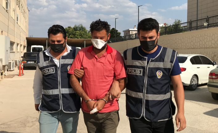 Karısına laf attığını iddia ettiği kişiyi bıçaklayarak öldüren şüpheli adliyeye sevk edildi