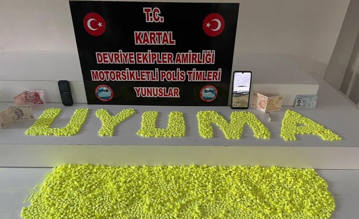 Kartal’da denetimden kaçan şahsın aracında 4 bin 977 adet uyuşturucu hap ele geçirildi