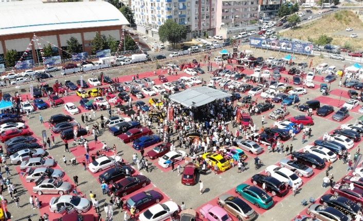 Kartal’da Modifiyeli Araç Festivali renkli görüntülere sahne oldu