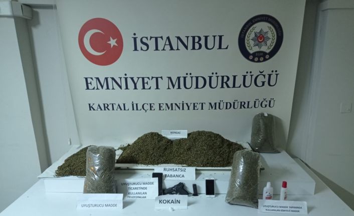 Kartal’da polisi görünce uyuşturucuyu yere atıp kaçan şahıs yakalandı
