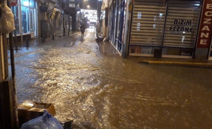 Kastamonu’da sağanak etkili oldu, cami ve iş yerlerini su bastı