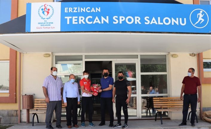 Kaymakamdan genç güreşçilere hediye