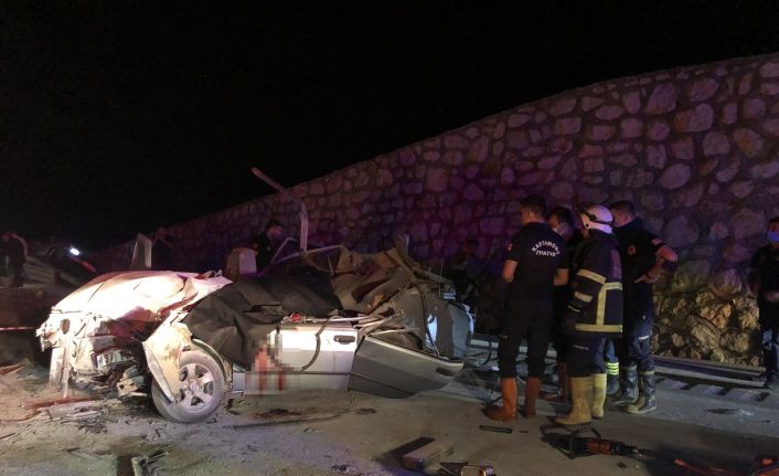 Kaza yapan araçlara yardım için duran tıra otomobil çarptı: 2 ölü, 3 yaralı