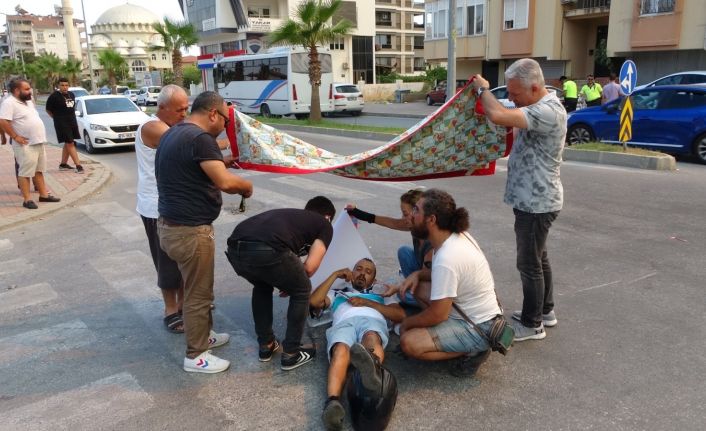 Kazada yaralanan motosiklet sürücüsünü çarşafla güneşten korumaya çalıştılar